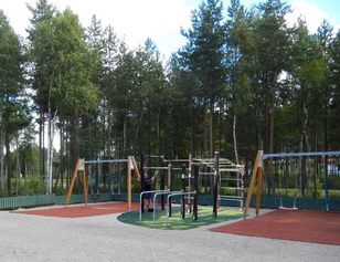 Ulkokuntoilulaitteita leikkipuistoihin