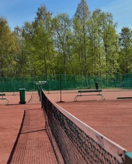 Korkeasaaren tenniskentille pukuhuonetilat